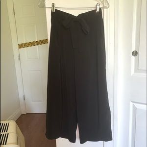 ZARA TRAFALUC COLLECTION belted tie front black capri pants